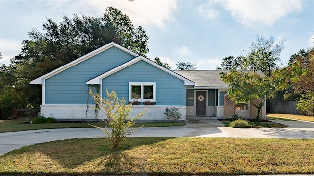 view of front facade featuring a front yard