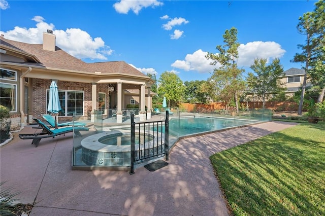 view of swimming pool with an in ground hot tub, a yard, a patio, and ceiling fan