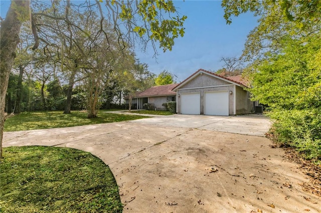 view of front facade featuring a front yard and a garage