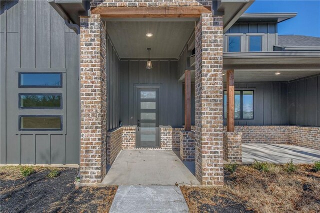 view of front of home featuring a front yard