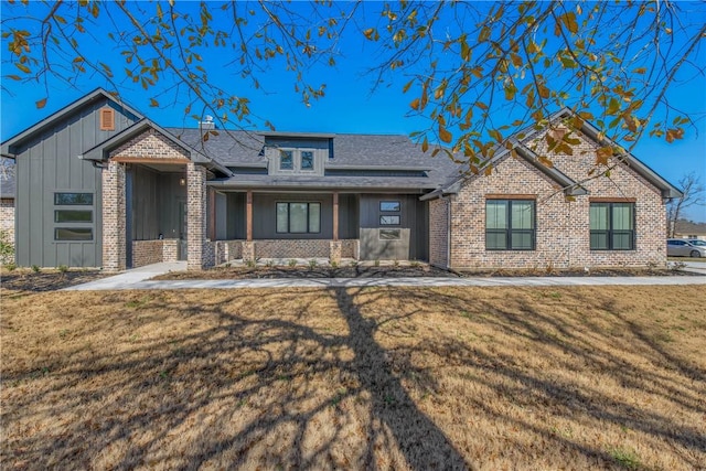 view of front facade featuring a front yard