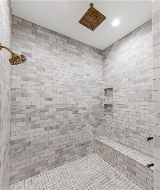 full bathroom featuring tiled shower