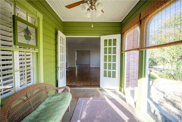 sunroom with ceiling fan