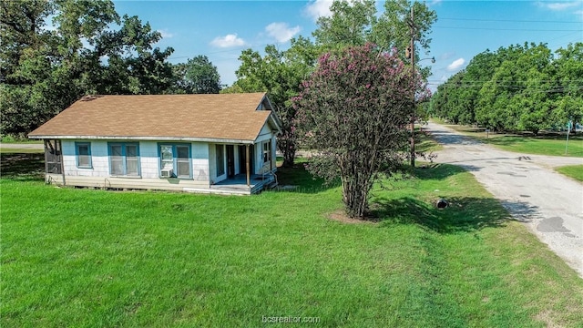 view of front of property featuring a front yard