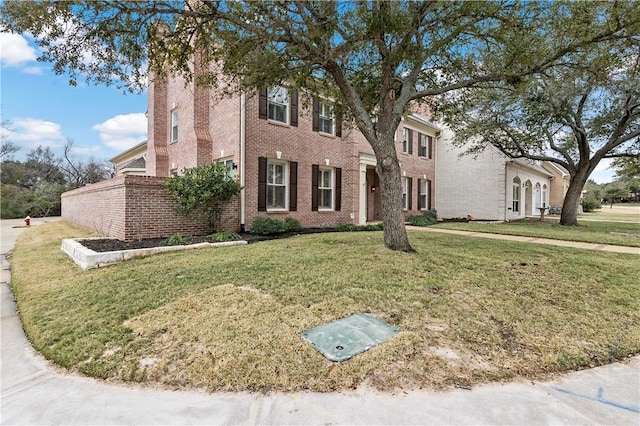 view of front facade featuring a front lawn