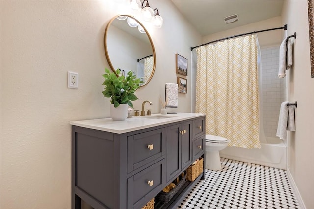 full bath featuring shower / tub combo with curtain, vanity, toilet, and visible vents