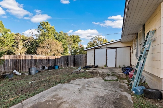 view of yard featuring a patio area