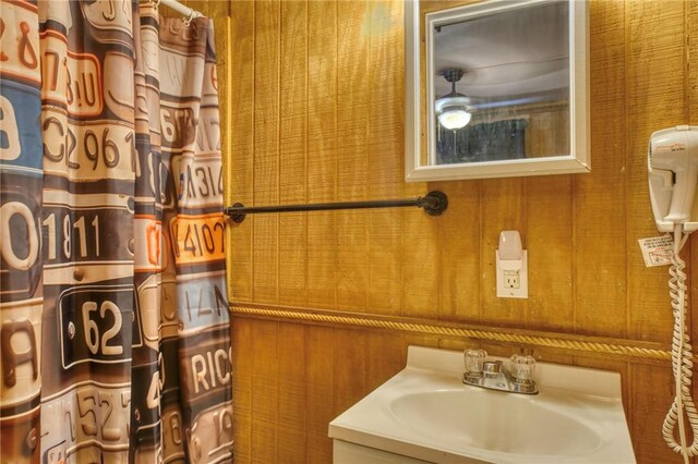 1681 Union Rd, Madisonville, TX 77864 - full bathroom with a shower with curtain and vanity