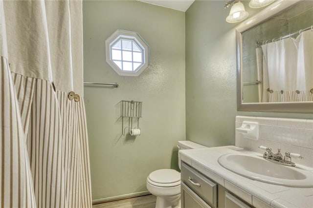 1681 Union Rd, Madisonville, TX 77864 - bathroom with toilet, vanity, decorative backsplash, wood finished floors, and a shower with curtain
