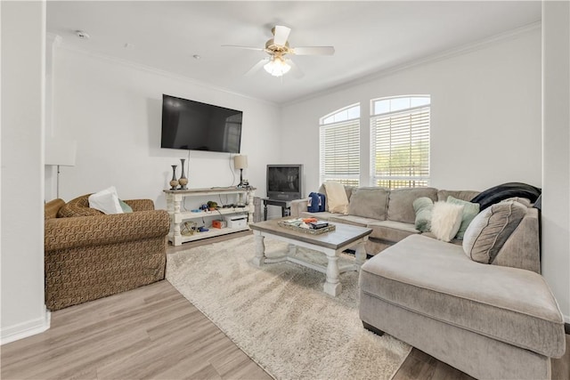 living room featuring light wood-style flooring, crown molding, and a ceiling fan