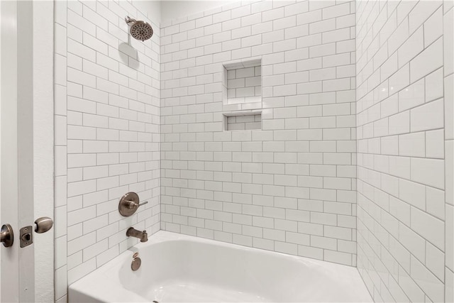 bathroom featuring tiled shower / bath combo