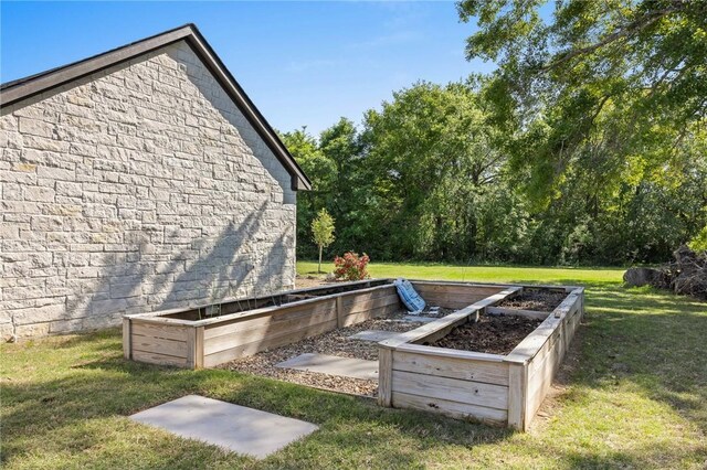 view of yard with a garden