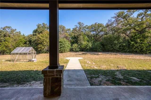 view of yard with an outdoor structure