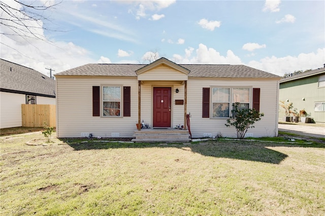 view of front of home featuring a front lawn