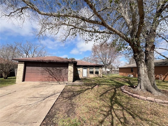 view of front of home with a garage, brick siding, fence, driveway, and a front yard