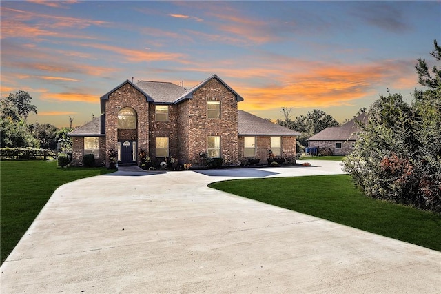 view of front of house featuring a lawn