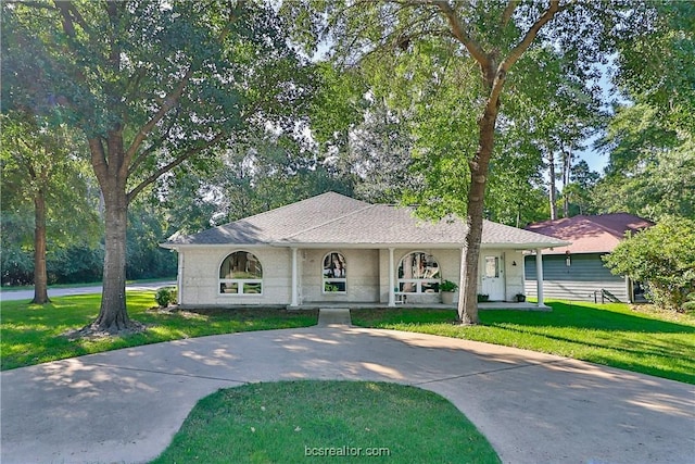 single story home with a front yard