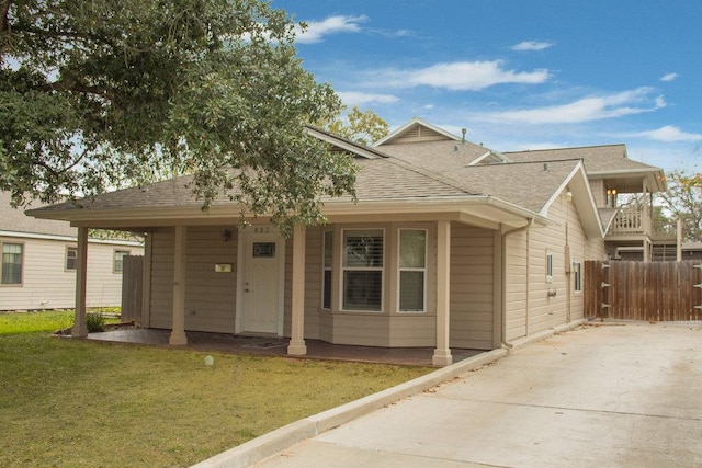 view of front of property with a front yard