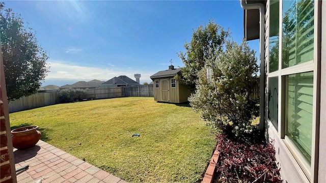 view of yard with a storage unit