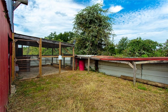 view of yard featuring an outdoor structure