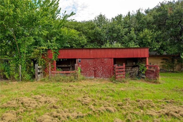 view of outdoor structure featuring a yard