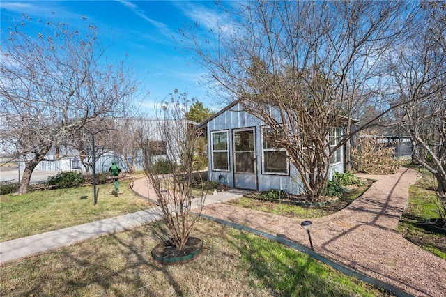 view of front of house with a front lawn