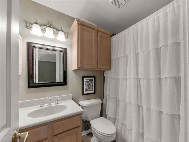 bathroom with a shower with curtain, visible vents, vanity, and toilet