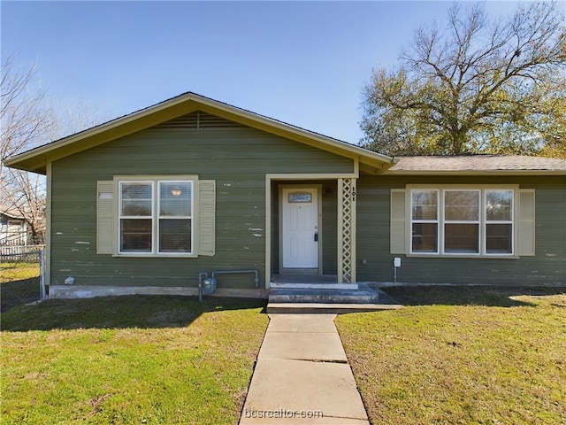 view of front facade featuring a front lawn