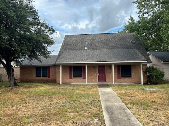 view of front of house featuring a front lawn