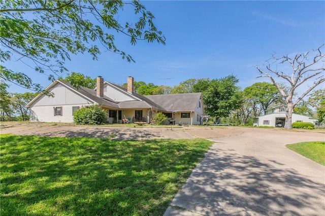 180 Fcr 797, Donie, TX 75838 - ranch-style house with a front yard and a chimney