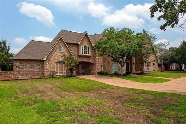 view of front of home with a front lawn