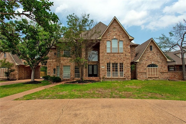 view of front of home featuring a front yard