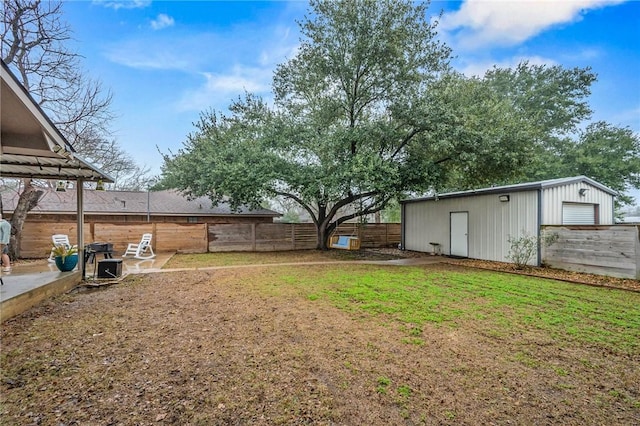 view of yard with an outdoor structure