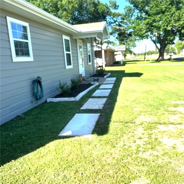 915 E Hanna St, Calvert, TX 77837 - view of green lawn