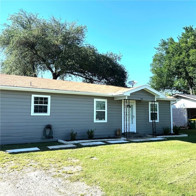 915 E Hanna St, Calvert, TX 77837 - ranch-style home featuring a front lawn