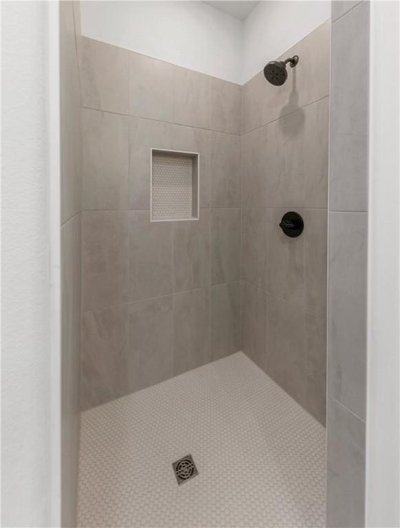 bathroom featuring tiled shower