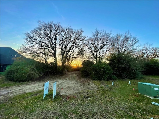 view of yard at dusk