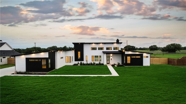 view of front of property featuring a lawn