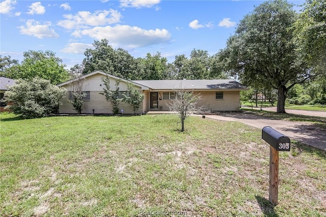 ranch-style home featuring a front lawn