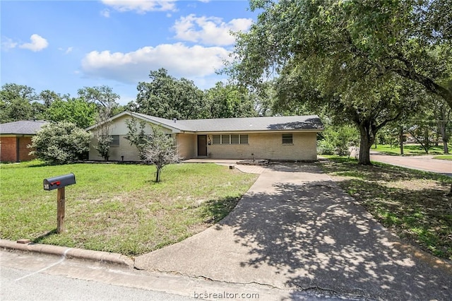 ranch-style house featuring a front lawn