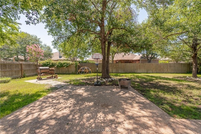 view of yard featuring a patio area