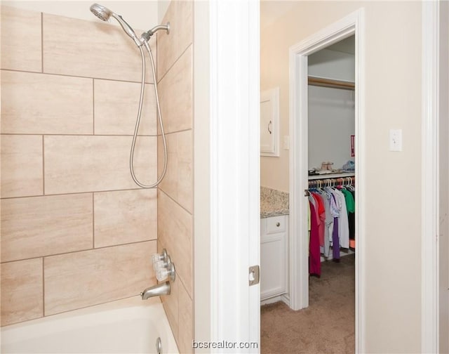 bathroom featuring tiled shower / bath