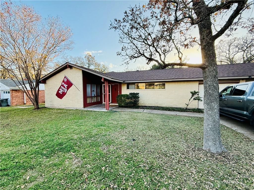 ranch-style house with a yard