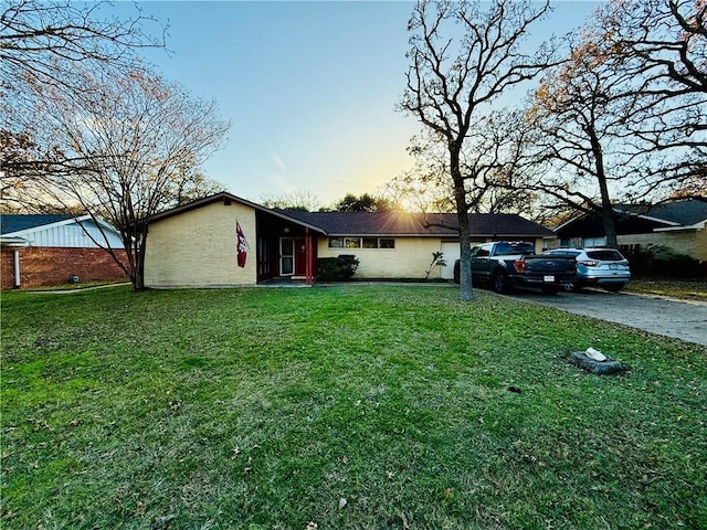 view of front of house featuring a lawn