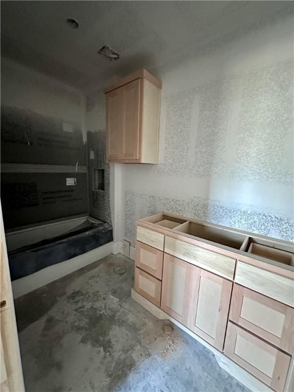 bathroom featuring unfinished concrete floors