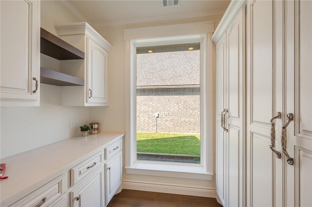 entryway featuring visible vents and crown molding
