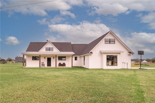 view of front of home featuring a front yard