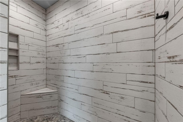 bathroom featuring a tile shower