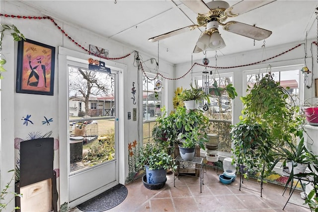 sunroom with ceiling fan