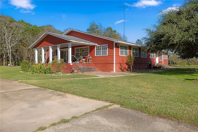 view of front of house featuring covered porch and a front yard